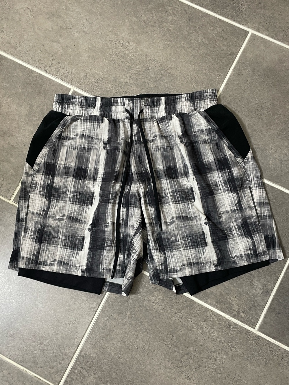Lululemon Repetition Short size Large
Father Plaid White Black / Black